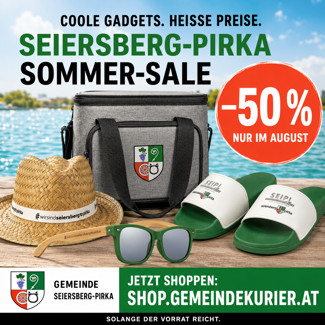 Werbeplakat für den Seiersberg-Pirker Sommer-Sale mit einer Strandszene, einem Kühler, einem Strohhut, Sonnenbrillen und Hausschuhen. Das Plakat hebt einen 50% Rabatt hervor, der nur im August gültig ist.