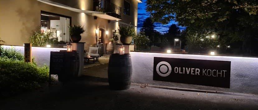 Bild enthält, Building, House, Housing, Villa, City, Street, Urban, Potted Plant, Hotel, Outdoors