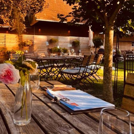 Bild enthält, Nature, Outdoors, Interior Design, Countryside, Table, Rural, Farm, Rose, Alcohol, Vineyard