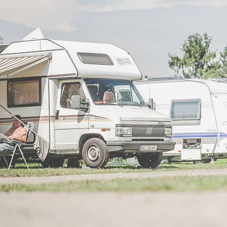 Bild enthält, Fun, Vacation, Person, Road Trip, Adult, Male, Man, Chair, License Plate, Moving Van