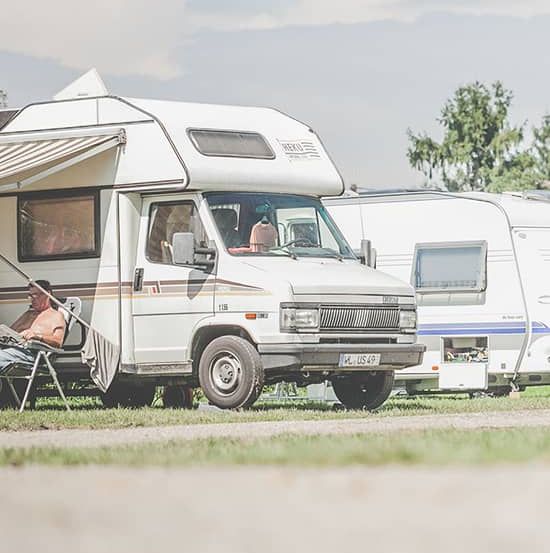 Bild enthält, Fun, Vacation, Person, Road Trip, Adult, Male, Man, Chair, License Plate, Moving Van