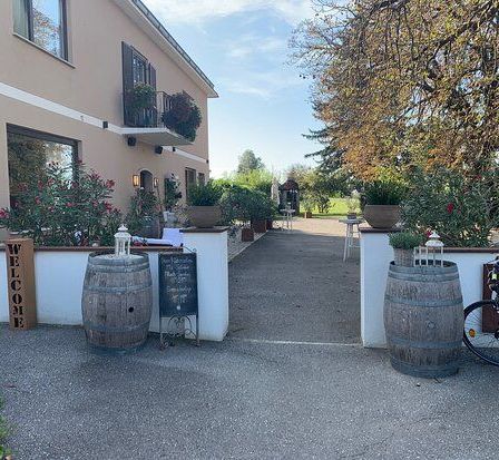 Bild enthält, Building, House, Housing, Villa, Outdoors, City, Street, Urban, Bicycle, Vehicle