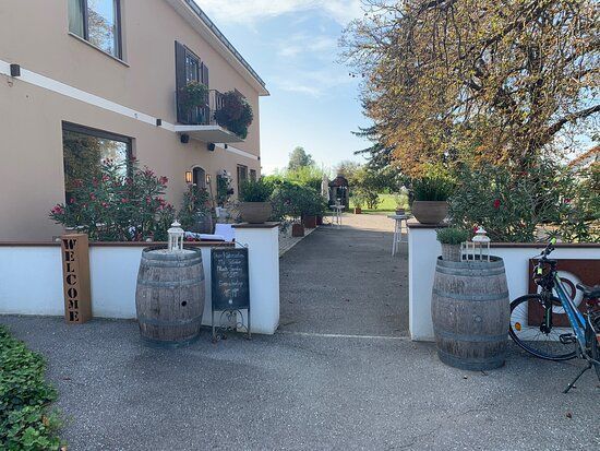 Bild enthält, Building, House, Housing, Villa, Outdoors, City, Street, Urban, Bicycle, Vehicle