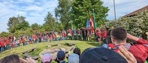 Bild enthält, Grass, Park, People, Person, Hat, Glasses, Crowd, Adult, Male, Man