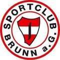 Ein rundes Logo mit roten, weißen und schwarzen Farben. Das Logo steht für 'SPORTCLUB BRUNN G.'. Es zeigt einen Schild mit dem Buchstaben J und einer Flagge darin.