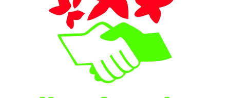 Ein weißer Hintergrund mit drei roten Sternen und einem Händeschüttel-Logo mit dem Text Naturfreunde Pama in Grün.