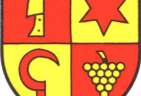 Ein Schild mit vier Quadranten. Der obere linke Quadrant zeigt ein Messer. Der obere rechte hat einen roten Stern. Der untere linke hat eine Sichel. Der untere rechte hat eine Traube.