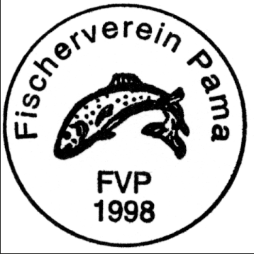 Ein kreisförmiges Emblem zeigt einen Fisch in der Mitte, beschriftet mit 'Fischerverein Pama', darunter der Datumsvermerk '1998' und 'FVP'.
