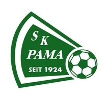 Das Logo von SK Pama zeigt einen Fußball und die Worte SK Pama Seit 1924. Der Fußball ist grün und weiß und befindet sich auf der rechten Seite des Logos.