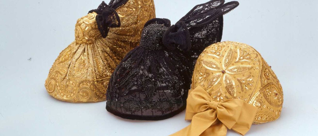 Bild enthält, Hat, Chocolate, Dessert, Food, Glove, Art