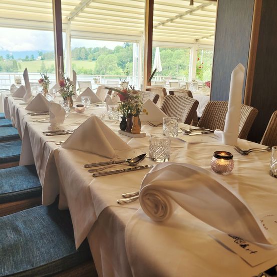 Bild enthält, Indoors, Furniture, Table, Chair, Hall, Tabletop, Fun, Dining Table, Banquet