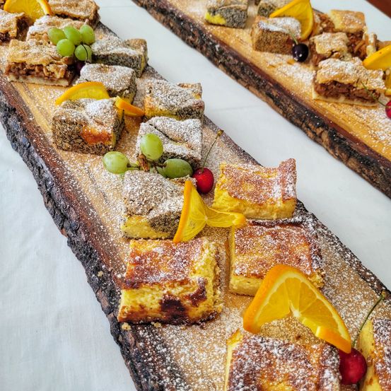 Bild enthält, Food, Food Presentation, Brunch, Meat, Pork, Orange, Plant, Produce, Bread, Shop