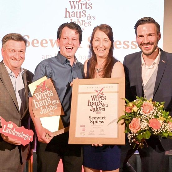 Bild enthält, Blazer, Coat, Jacket, Flower Arrangement, Potted Plant, Adult, Male, Man, Person, Flower Bouquet