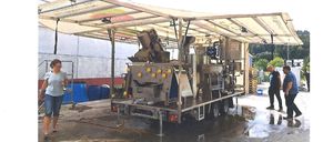 Die Wieseninitiative betreibt seit vergangenem Jahr eine mobile Saftpresse, die sowohl in Gemeinden als auch in Naturparks eingesetzt wird. Mitglieder können ihr eigenes Obst zur Presse bringen und dann den frisch gepressten Saft in Flaschen oder Beutel abfüllen. Die Kosten betragen etwa 1- Euro/Liter plus Verpackung. Normalerweise füllen wir in 5 Liter Bag-in-Box Behälter (Kosten 7 Euro). Auch das Füllen von Drehverschlussflaschen ist möglich. Diese müssen aber von den Kunden mitgebracht werden oder separat organisiert werden. Schicke uns bitte eine kurze E-Mail und eventuell schon Wunschtermine, wir werden dann in den nächsten Wochen einen Tourplan erstellen.