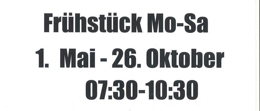 Schrammer Lechner, ein deutsches Café, serviert Frühstück von Montag bis Samstag, vom 1. Mai bis 26. Oktober, zwischen 7:30 Uhr und 10:30 Uhr.