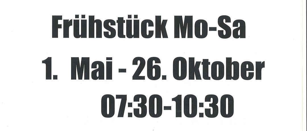 Schrammer Lechner, ein deutsches Café, serviert Frühstück von Montag bis Samstag, vom 1. Mai bis 26. Oktober, zwischen 7:30 Uhr und 10:30 Uhr.