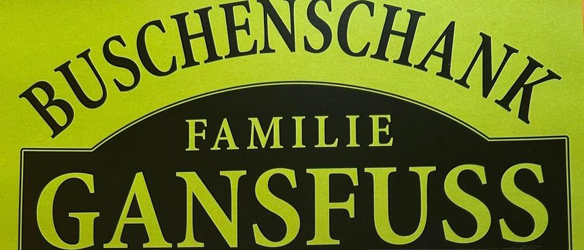Grüner Schild mit dem Text 'Familie Gansfuss'. Darunter zeigt ein weißes Rechteck die Daten vom 17.05. bis 24.05. Unter den Daten steht 'EBERAU'. Der untere Teil sagt 'WEINBERG KULM'.
