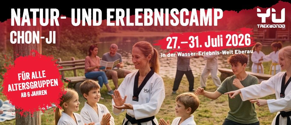 Eine Frau führt eine Gruppe von Kindern im Kampfsport, alle in weißen Uniformen. Im Hintergrund ist ein ruhiger See mit einer Bank zu sehen, ein Mann, der ein Buch liest, und zwei weitere Personen. Das Bild zeigt das 'Tour- und Erlebniscamp N-JI' vom 27. bis 31. Juli 2026.