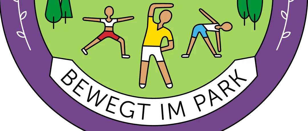 Ein kreisförmiges Logo zum 10-jährigen Jubiläum mit Menschen, die im Park Yoga praktizieren, und Gebäuden im Hintergrund.