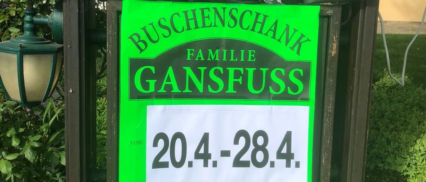 Bild enthält, Sign, Symbol, Advertisement, Zoo, Vegetation, Potted Plant, Outdoors, Shelter