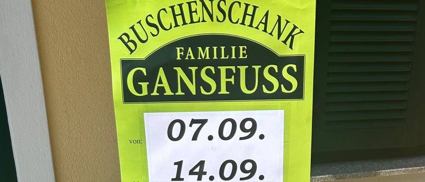 Bild enthält, Flower, Plant, Rose, Advertisement, Barrel, Rain Barrel