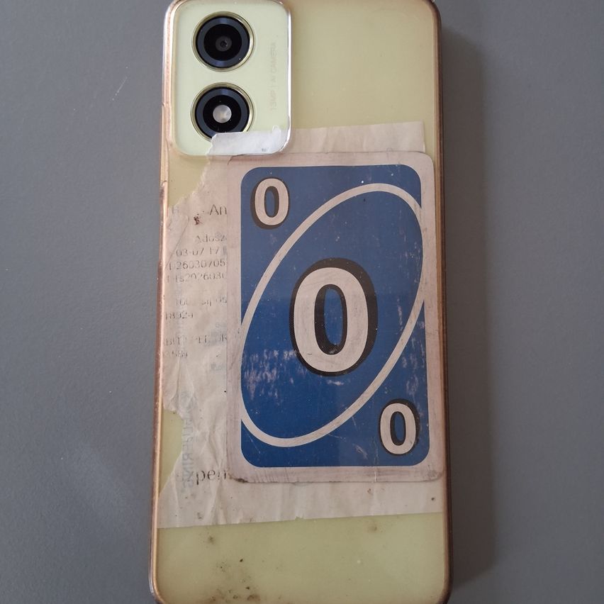 Eine Handyhülle mit einem Aufkleber der Nummer Null in Blau, Weiß und Schwarz auf einem grauen Hintergrund.