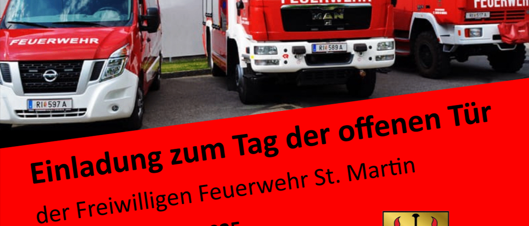 Rotes Plakat mit drei Feuerwehrfahrzeugen, Einladung zum Tag der offenen Tür der Freiwilligen Feuerwehr St. Martin am 7. September 2025 ab 10 Uhr. Es zeigt ein Logo, Menü mit Kaffee, Küchenbuffet und verschiedene Gerichte.