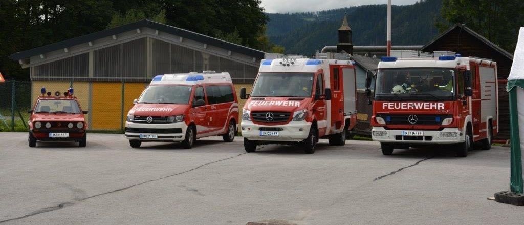 Bild enthält, Car, Transportation, Vehicle, Truck, Fire Station, Fire Truck, Machine, Wheel, Moving Van, Person