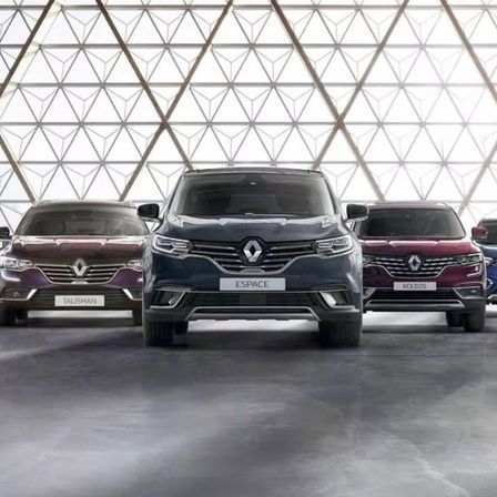 Mehrere Renault Autos sind in einer Ausstellung geparkt. Die Autos sind in verschiedenen Farben, einschließlich schwarz, rot und braun. Die Autos haben das Renault Logo auf der vorderen Stoßstange.