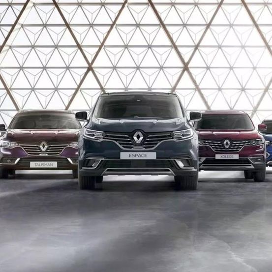 Mehrere Renault Autos sind in einer Ausstellung geparkt. Die Autos sind in verschiedenen Farben, einschließlich schwarz, rot und braun. Die Autos haben das Renault Logo auf der vorderen Stoßstange.