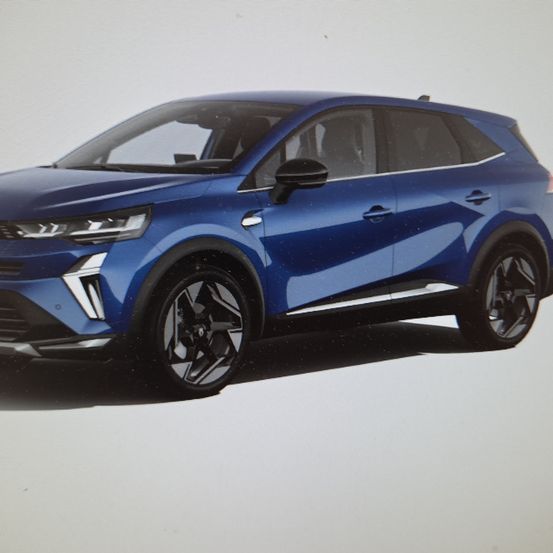 Ein blauer SUV mit modernen Designmerkmalen, einschließlich eines schlanken Kühlergrills und markanter Scheinwerfer, ist in einer Studioumgebung zu sehen.