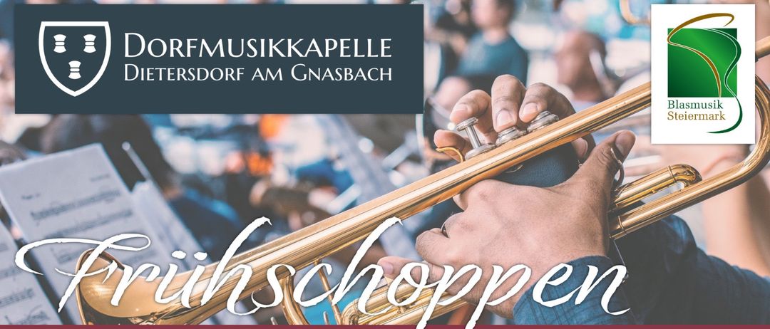 Ein Plakat für eine Musikkapelle in Dorf am Gnasbach mit einer Nahaufnahme einer Hand, die eine Trompete spielt. Der Text ist in weißen und goldenen Schriften.