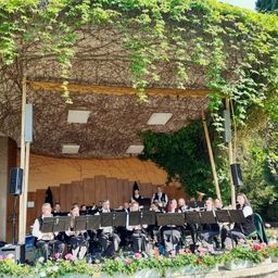 Bild enthält, Potted Plant, Porch, Planter, Shelter, Patio, Pergola, Interior Design, Arbour, Garden, People