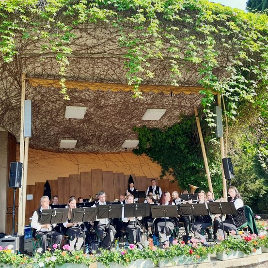 Bild enthält, Potted Plant, Porch, Planter, Shelter, Patio, Pergola, Interior Design, Arbour, Garden, People