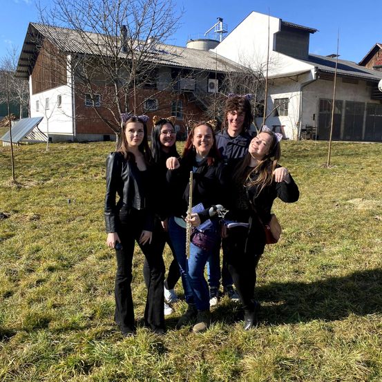 Bild enthält, Shelter, People, Grass, Photography, Portrait, Pants, Neighborhood, Backyard, Nature, Yard