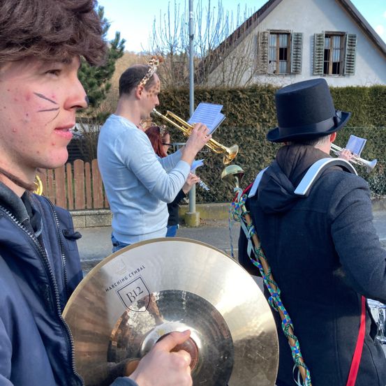 Bild enthält, Adult, Male, Man, Person, Group Performance, Music Band, Musical Instrument, Female, Woman, Face