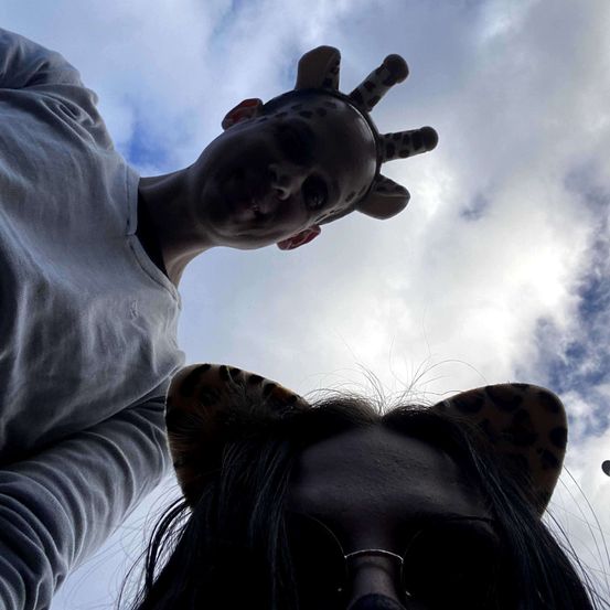 Bild enthält, Head, Person, Photography, Portrait, Nature, Outdoors, Sky, Cloud, T-Shirt, Finger