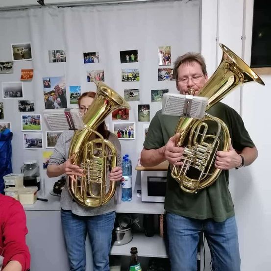 Bild enthält, Brass Section, Horn, Musical Instrument, Tuba, Person, Face, Head, Clothing, Jeans, Pants