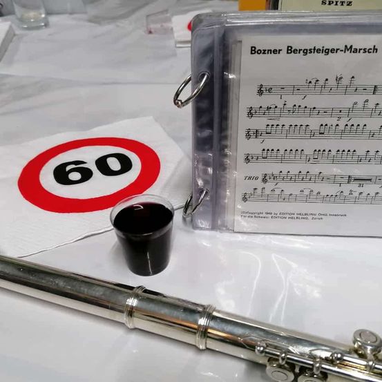 Bild enthält, Gun, Weapon, Symbol, Musical Instrument