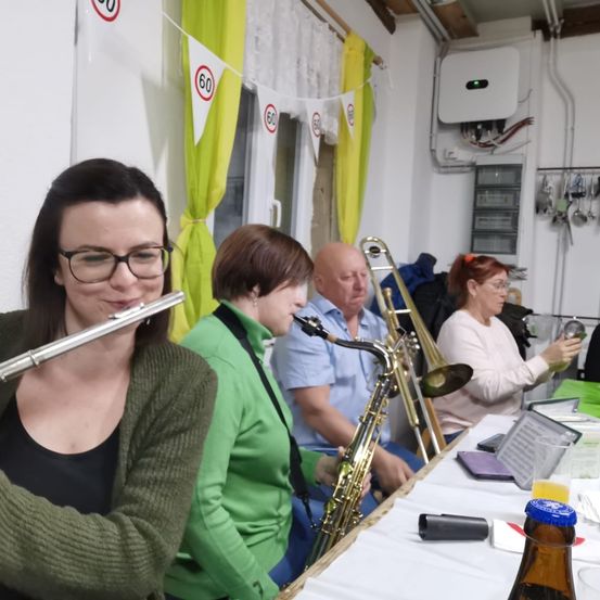 Bild enthält, Adult, Female, Person, Woman, Boy, Child, Male, Glasses, Musical Instrument, Mobile Phone