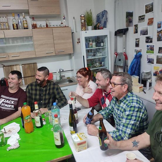 Bild enthält, Adult, Male, Man, Person, Indoors, People, Face, Head, Party, Beer