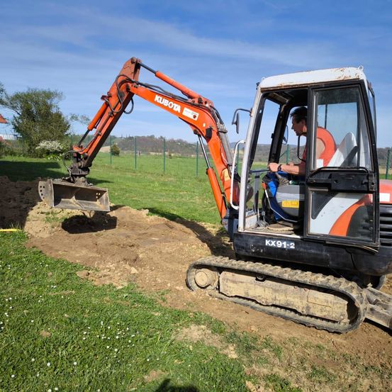 Bild enthält, Person, Worker, Machine, Soil, Adult, Male, Man, Bulldozer, Wheel