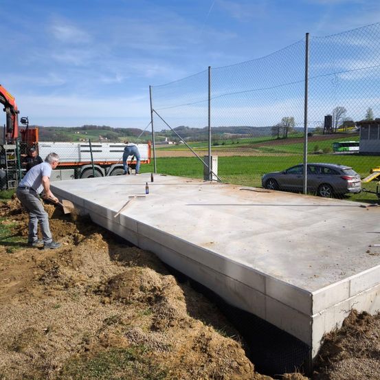 Bild enthält, Construction, Person, Car, Vehicle, Concrete, Footwear, Shoe, Bulldozer, Wheel, Shovel