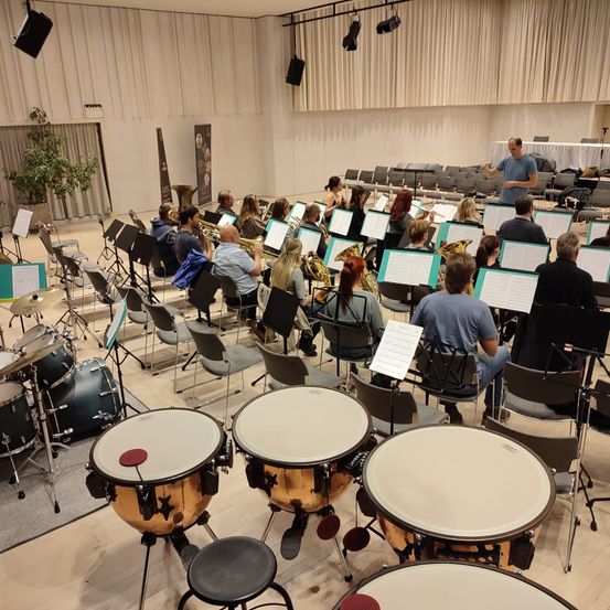 Bild enthält, People, Person, Indoors, Drum, Musical Instrument, Percussion, Classroom, School, Face, Head