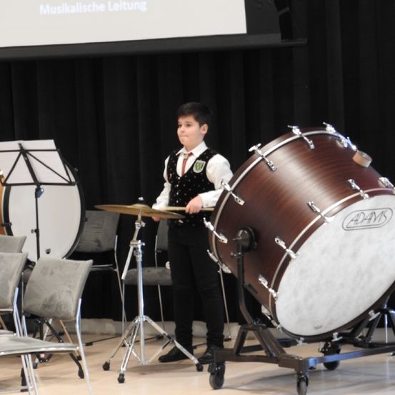 Bild enthält, Boy, Child, Male, Person, Chair, Music, Musical Instrument, Musician, Performer, Drummer