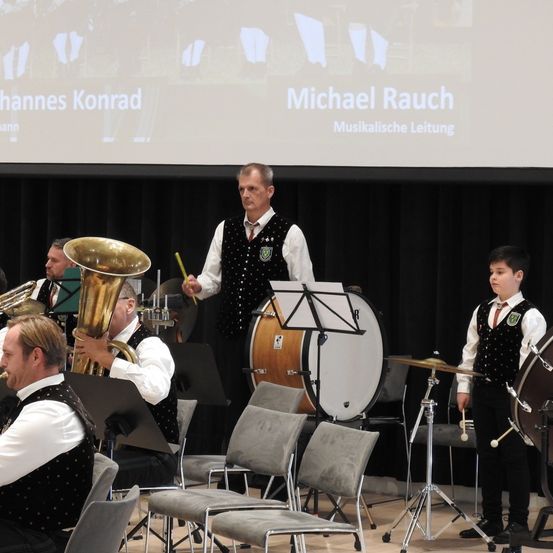 Bild enthält, Group Performance, Music, Music Band, Musical Instrument, Musician, Performer, Person, Adult, Male, Man