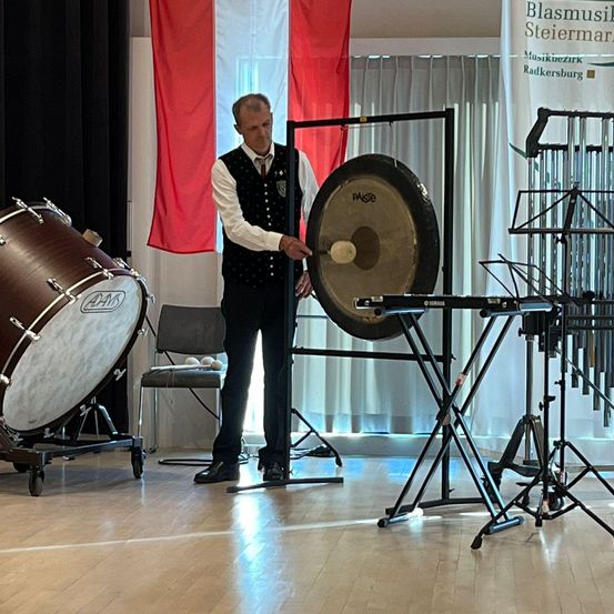 Bild enthält, Adult, Male, Man, Person, Musical Instrument, Performer, Leisure Activities, Music, Musician