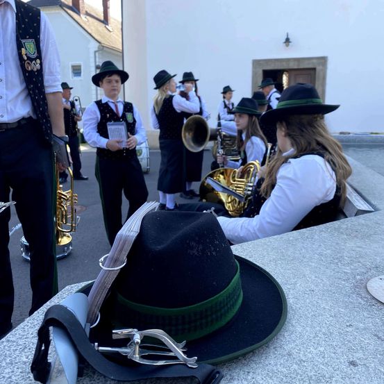 Bild enthält, Hat, Adult, Male, Man, Person, Urban, Shoe, People, Musical Instrument, Horn