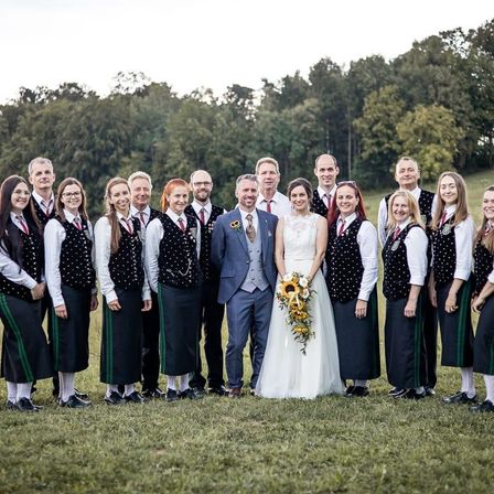 Bild enthält, Groupshot, Person, People, Dress, Formal Wear, Suit, Grass, Adult, Bride, Woman