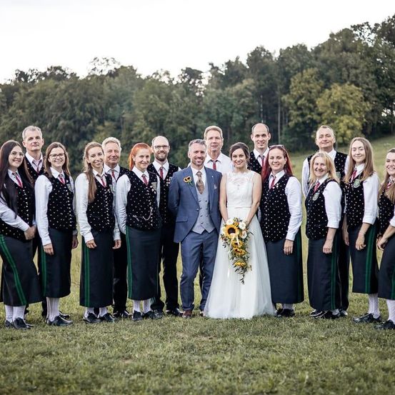 Bild enthält, Groupshot, Person, People, Dress, Formal Wear, Suit, Grass, Adult, Bride, Woman